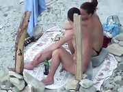 Porno op het strand met een vriendin doet orale seks Porno op het strand met een vriendin doet orale seks