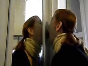 Sletvrouw betrapt op onbeschermde seks met zwarte vreemdeling op straat