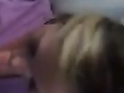 Hete Aziatische vrouw zuigt lul en slikt cum Hete Aziatische vrouw zuigt lul en slikt cum