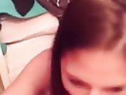MILF met bruine lijnen heeft een intens orgasme in bed met een speeltje MILF met bruine lijnen heeft een intens orgasme in bed met een speeltje