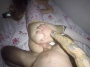 Zijn vriendin met donkere huid penetreren en op haar rug ejaculeren Zijn vriendin met donkere huid penetreren en op haar rug ejaculeren