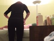 Twee geile vrouwen maken orale seks met een man Twee geile vrouwen maken orale seks met een man
