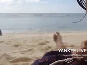 Een mooie Aziatische vrouw doet orale seks op het strand Een mooie Aziatische vrouw doet orale seks op het strand