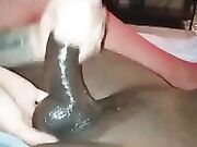 Hete blonde in rode lingerie gebruikt haar handen op een zwarte lul Hete blonde in rode lingerie gebruikt haar handen op een zwarte lul