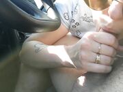 Geile vrouw doet orale seks met man in de auto
