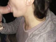 Sletvrouw droogzuigt de lul van een vreemde Sletvrouw droogzuigt de lul van een vreemde
