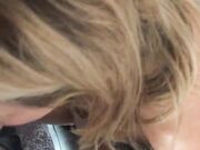 Vrouwtje speelt met een dildo en geeft haar man een pijpbeurt Vrouwtje speelt met een dildo en geeft haar man een pijpbeurt